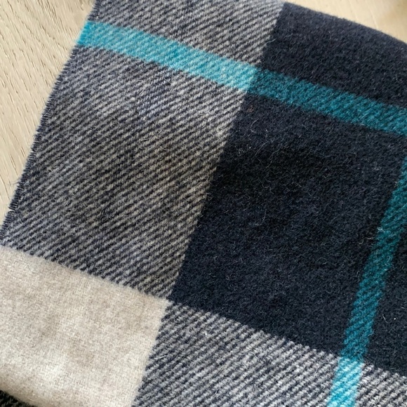 ITALIAN WOOLEN TREASURES Scarf 100% & beanie wool made in Italy navy plaid NWOT - Picture 6 of 6